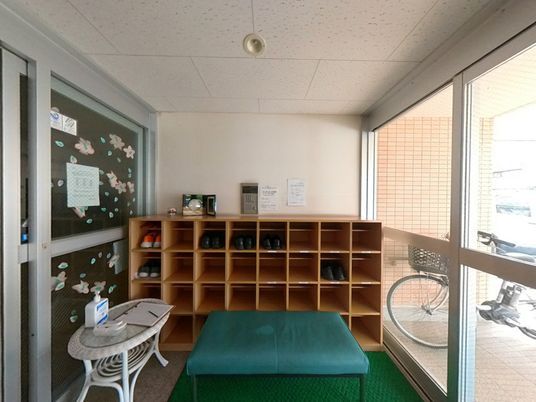 明るい玄関のエントランス