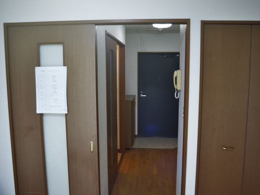 落ち着いた居室の入口
