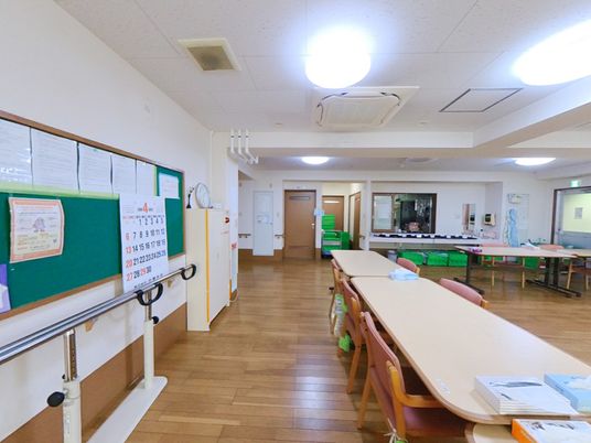 テーブルが並んだ多目的室