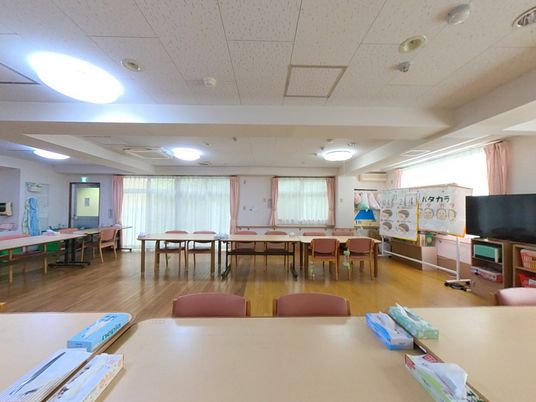 広々としたダイニングルーム
