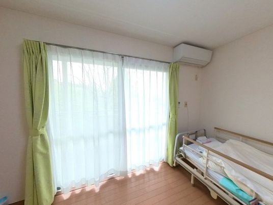 明るい光が差し込む居室