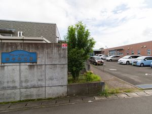 外観と駐車場の景色