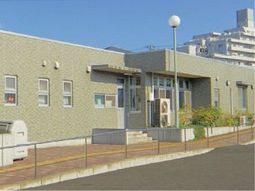 明るい日差しの外観
