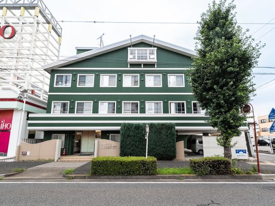 緑色の建物の外観
