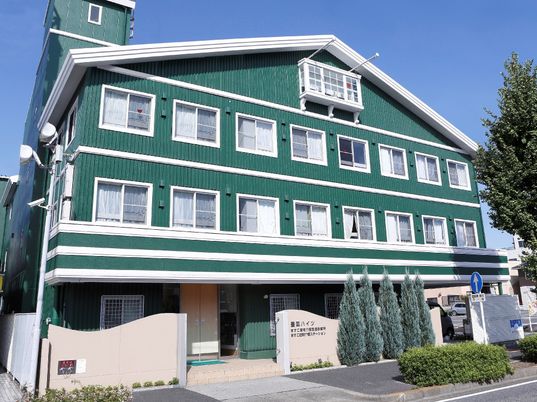 緑の壁の建物外観