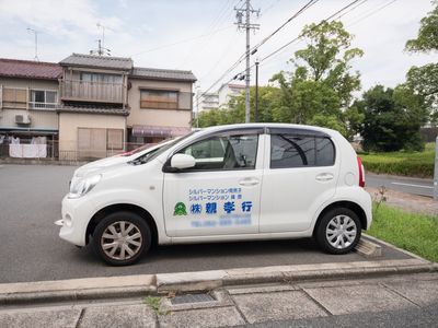 施設のロゴ入り車