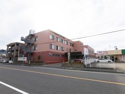 赤茶色の建物と駐車場