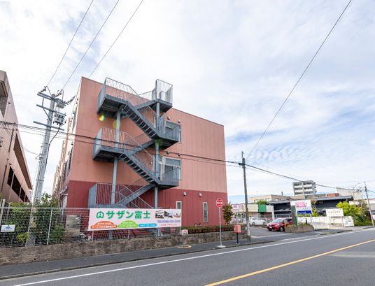外観の施設建物