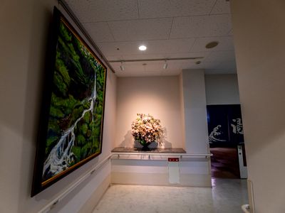 壁に掛けられた絵画と花