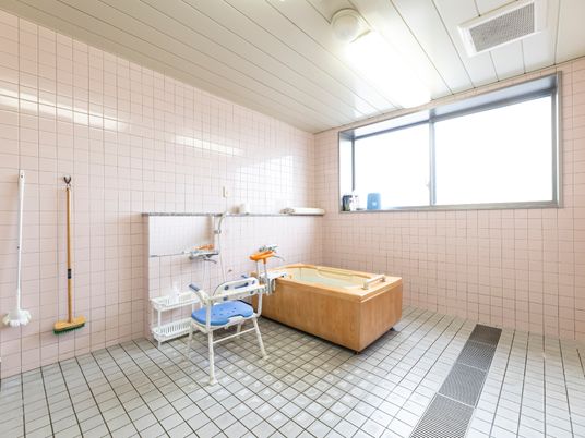 明るい清潔な浴室