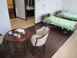 居室のテーブルとベッド