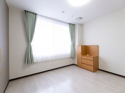 明るく広々とした居室