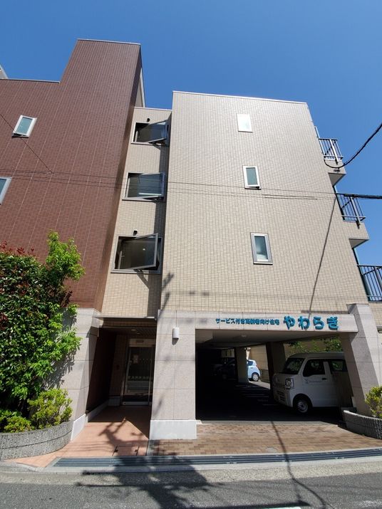 建物外観とエントランス
