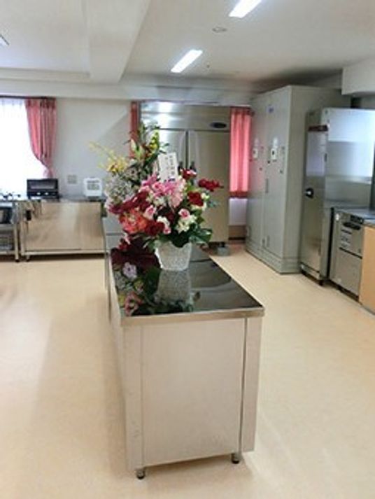 花が飾られた明るいダイニング