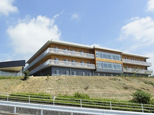 モダンな外観の建物