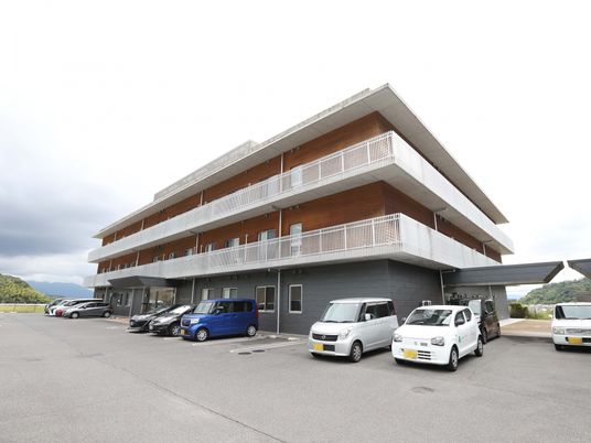 現代的な建物の外観