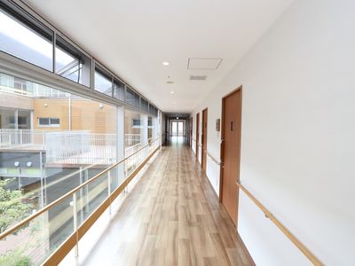 明るい廊下の風景