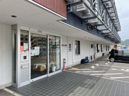 入り口の様子がわかる外観