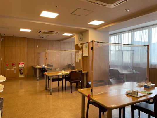 明るい食堂の空間