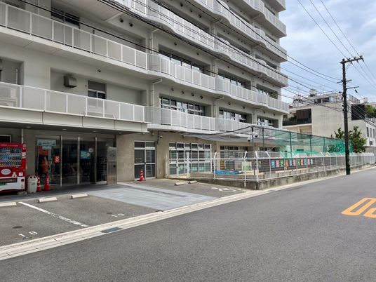 広々とした建物の外観