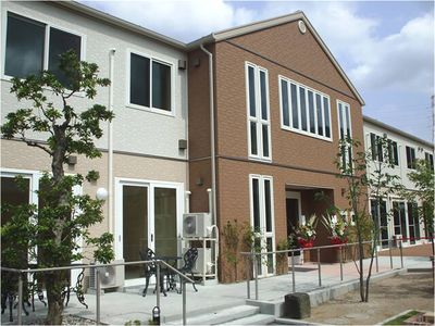 明るい建物の外観