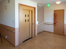 廊下に設置されたエレベーター