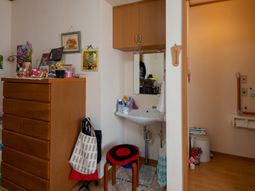 居室の一角と洗面所