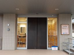 エントランスの明るい風景