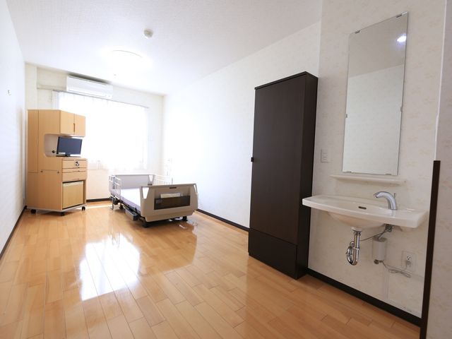 明るい居室の状況 居室 ゆとりある設計の居室です。窓からの自然光で明るく、日々のくつろぎ時間に最適な空間が広がっています。