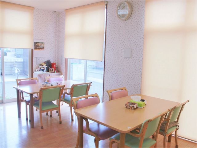 柔らかな光の食堂空間 食堂 ゆったりとした椅子が並ぶ明るい食堂です。窓から差し込む柔らかな光が、心地よい時間を紡ぎ出します。