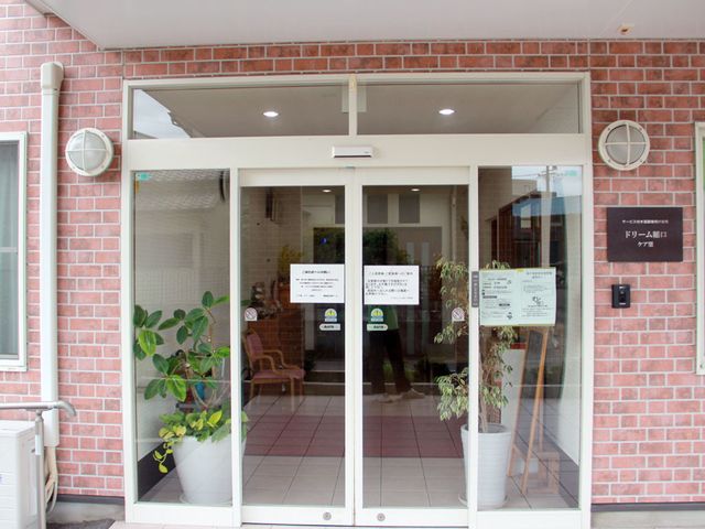 赤レンガ壁のエントランス 玄関 明るく開放的なエントランスです。自動ドアが設置されており、どなたでも気軽に立ち寄れる設計になっています。