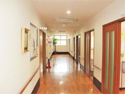 明るく清潔な廊下