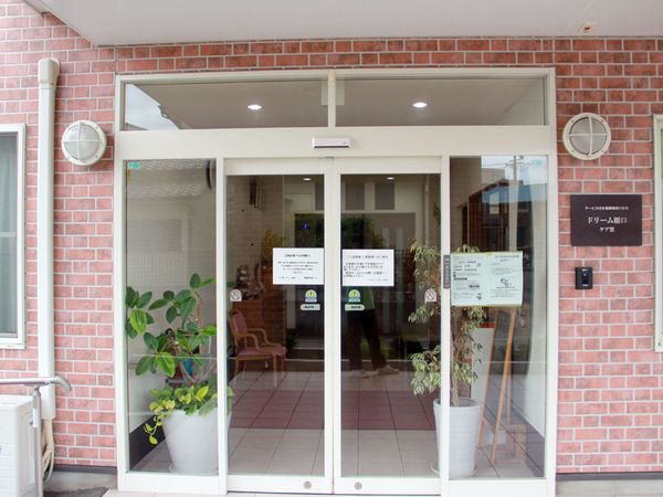 エントランスの明るい日差し