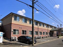 赤レンガ風の外壁の建物