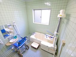 バリアフリー設計の浴室