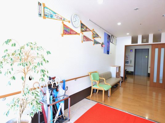 廊下の手すりと椅子