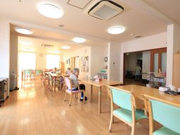 明るい食堂の様子