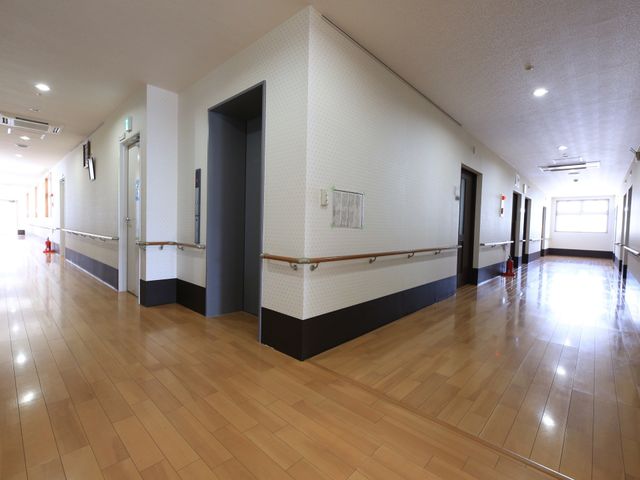 広々とした明るい廊下 廊下 清潔感あふれる廊下は、日々の移動も心地よくでき、手すりも設置されて安全です。