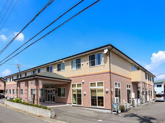 レンガ造りの快適な外観 外観 広々としたエントランスが特徴の明るい建物です。日差しが心地よく、訪れる人を暖かく迎えてくれます。