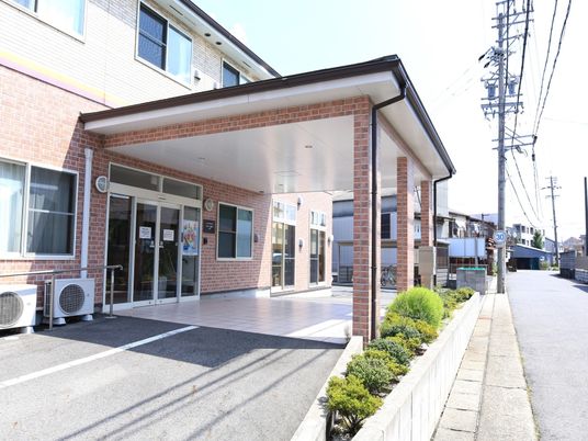 赤レンガの明るいエントランス