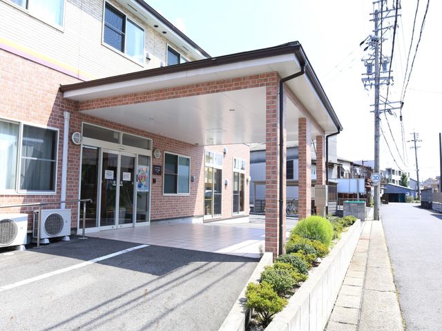 赤レンガの明るいエントランス 玄関 赤レンガ造りの清潔感溢れるエントランスです。ゆったりとした間口で、どなたでも気軽に足を運べるような設計になっています。