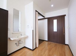 洗面所と木目調のドア