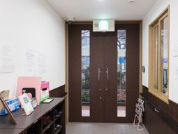 玄関と掲示物がある廊下