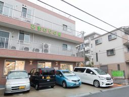 明るい建物エントランス