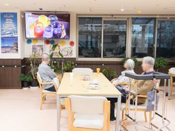 共用スペースでくつろぐ人々