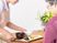 食事の世話をするスタッフ