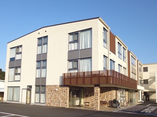 現代的な外観の建物