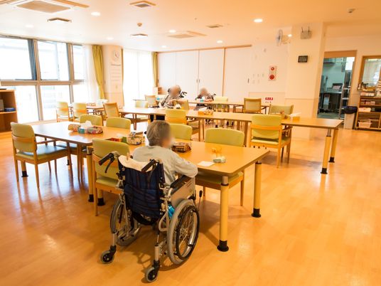車椅子でくつろぐ食堂