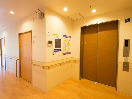 廊下とエレベーターの一角