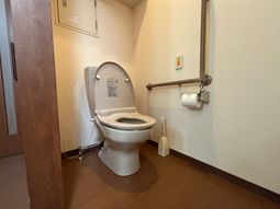 バリアフリー設計のトイレ
